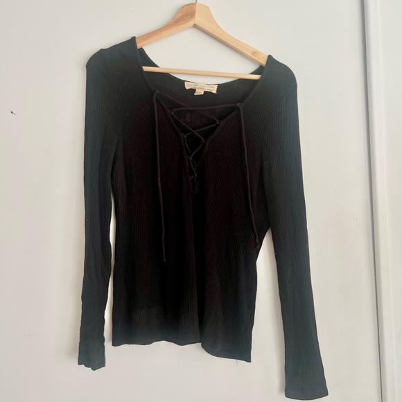 Black cross-cross tie front long sleeve rubbed top in back by Urban Outfitters - Picture 2 of 4